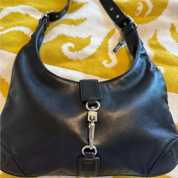 Elegant Black Leather Shoulder Bag - Picture 6 of 9